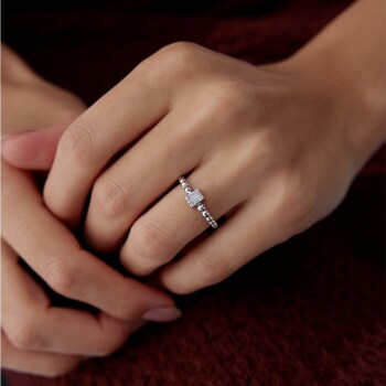 0.11 Ct Bagetli Sıra Top Elmas Yüzük - 3