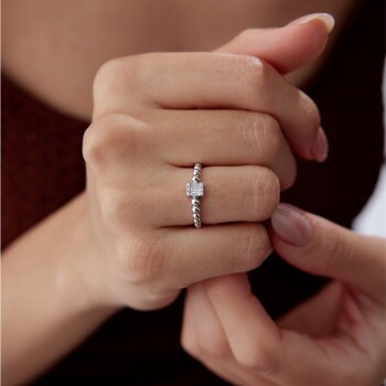 0.11 Ct Bagetli Sıra Top Elmas Yüzük - Özkonak