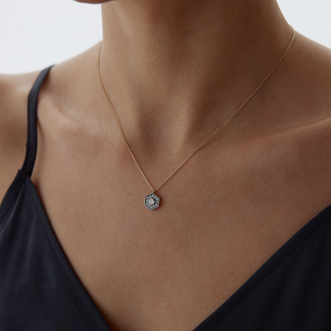 Black Altıgen Kolye - 1