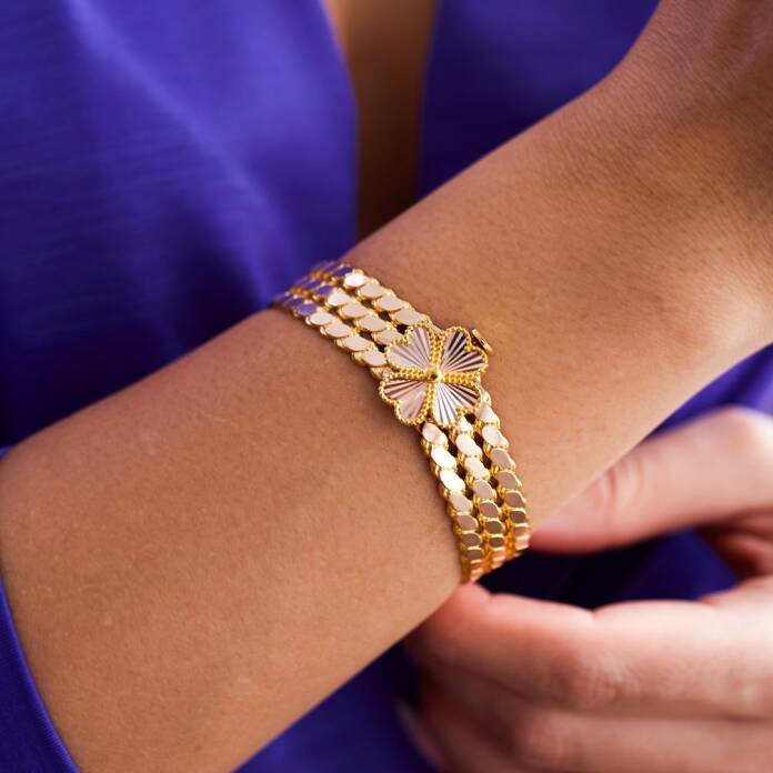 Çiçek Motifli Pullu Kelepçe - 1