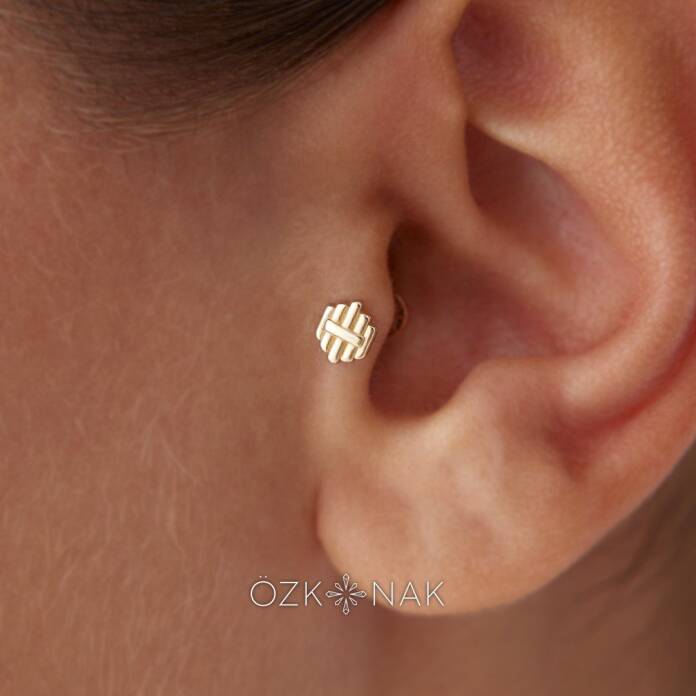 Çizgi Detaylı Tragus Piercing - 2