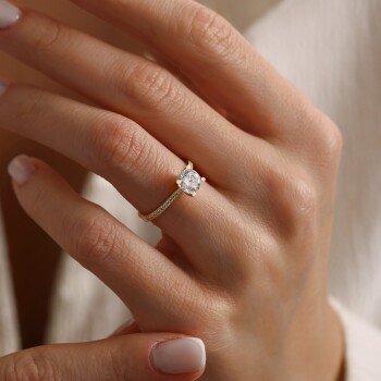 Dört Tırnak Sıra Taşlı Tektaş Yüzük - Oragold Orhan