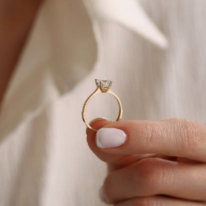 Dört Tırnak Sıra Taşlı Tektaş Yüzük - 3