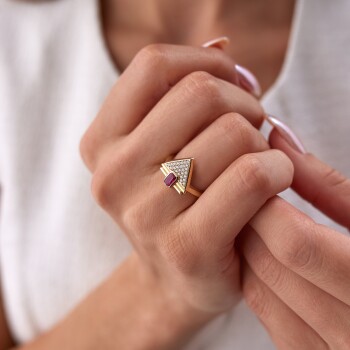 Fuşya Renk Taşlı Üçgen Tasarım Yüzük - Rayna