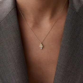 İşlemeli Taşlı Baklava Kolye - Rayna