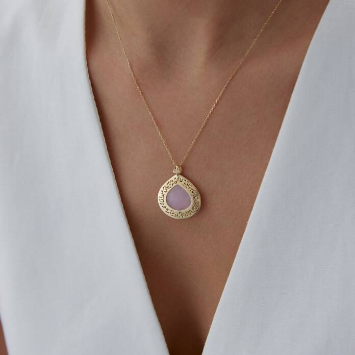 Pembe Taşlı Allah Yazı Detaylı Kolye - 1