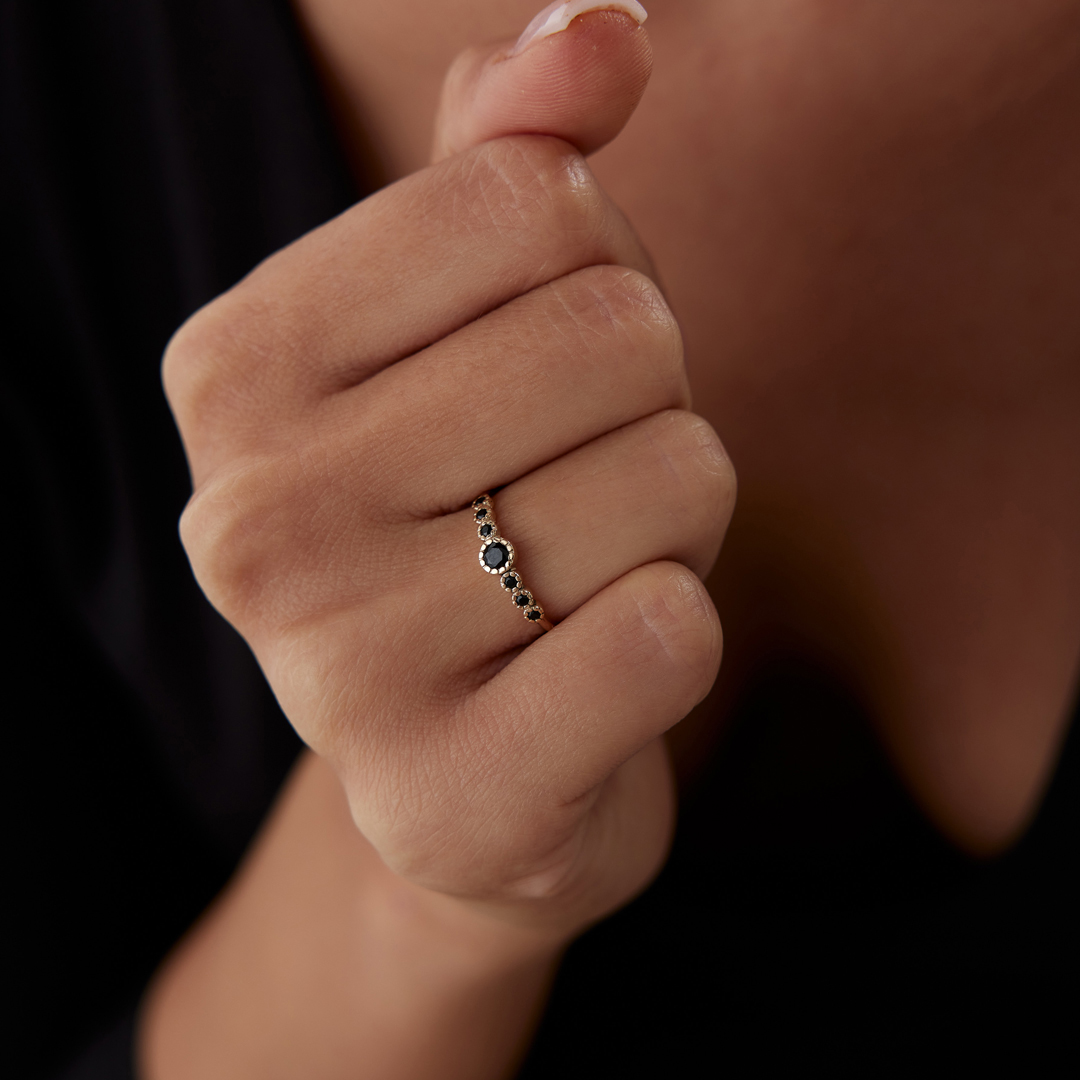 Siyah Yuvarlak Taşlı Sıralı Yüzük - 1