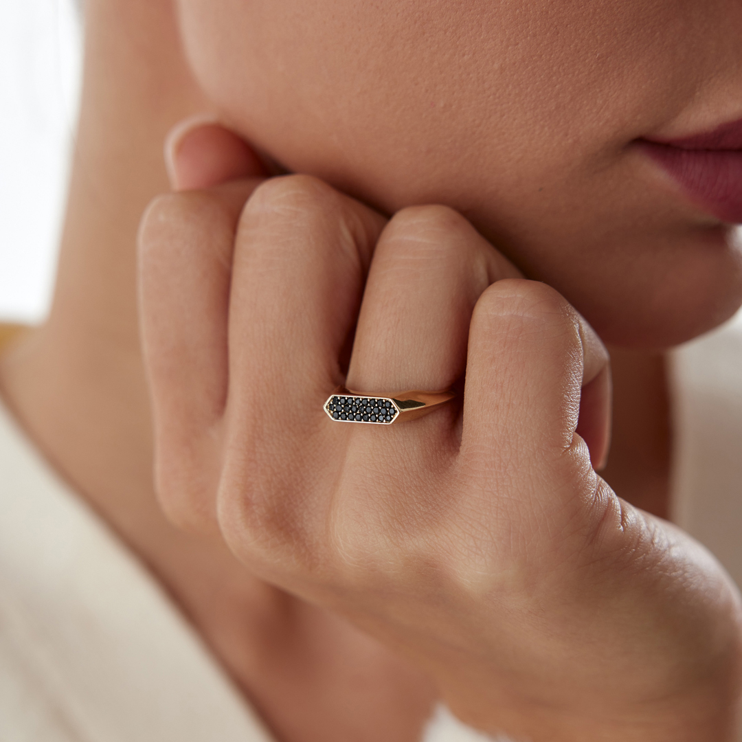 Üç Sıra Siyah Taşlı Köşeli Yüzük - 1