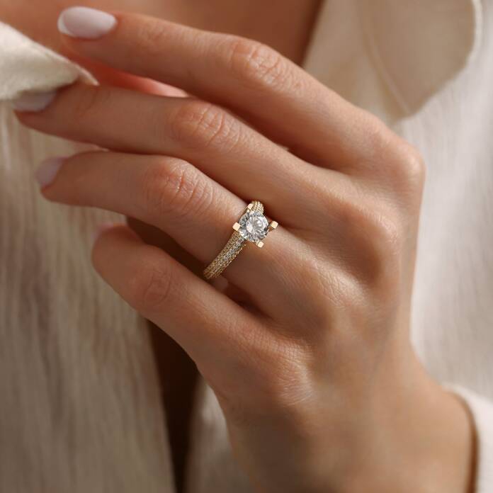 Üç Sıra Taşlı Kol Tektaş Yüzük - 1