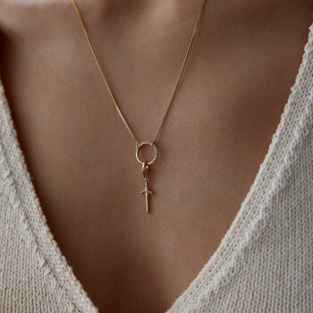 Yarım Tur Taşlı Charm Halkalı Kılıç Kolye - Alen