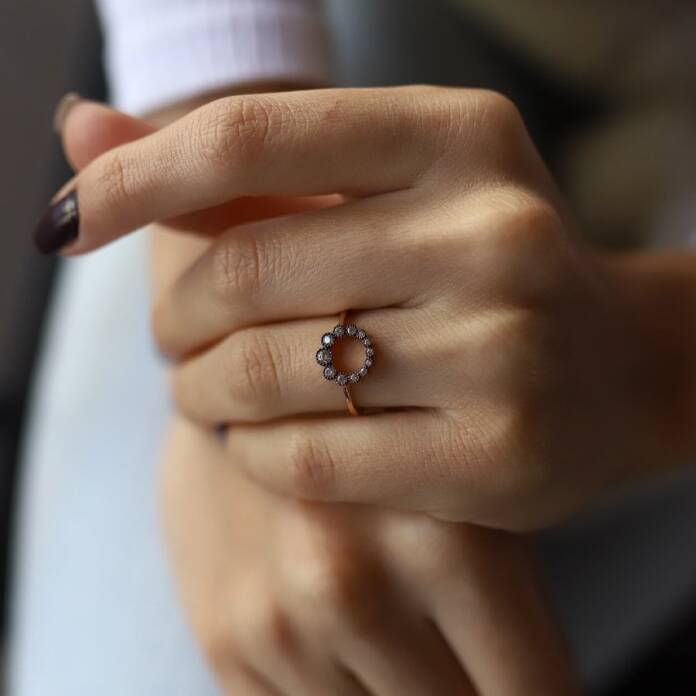 Yuvarlak Model Taş Çevrili Yüzük - 1